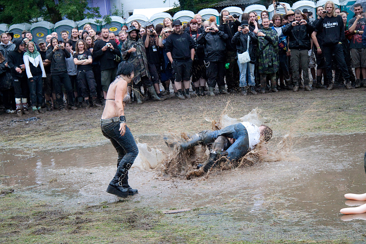 5019 Crowd, Mud-Bath