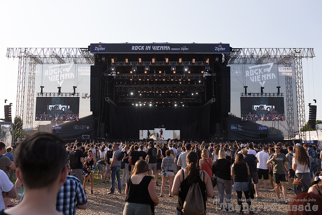 1061 Crowd