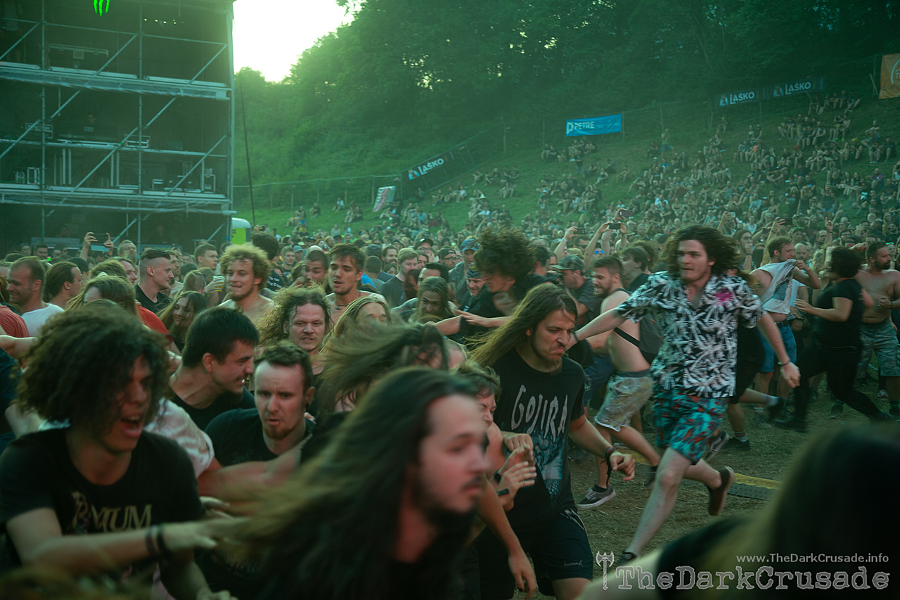 1032 Crowd